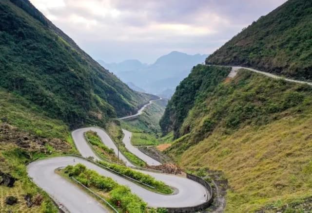https://cms.wanderluststation.com/wp-content/uploads/2026/01/quan_ba_heaven_gate_7_1_jpg_f4c5a9377a.webp